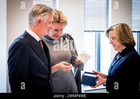 Le roi Philippe - Filip de Belgique, la directrice exécutive d'Europol Catherine de Bolle et la reine Mathilde de Belgique photographiés lors d'une visite royale au siège d'Europol à la Haye, aux pays-Bas, mardi 27 février 2024. Europol est l'agence européenne de police chargée d'aider les États membres de l'Union européenne à prévenir et à combattre toutes les formes graves de criminalité organisée et internationale, de cybercriminalité et de terrorisme. La visite expliquera le travail de l'agence et son fonctionnement, avant une rencontre avec les Belges qui y travaillent. BELGA PHOTO JASPER JACOBS Banque D'Images