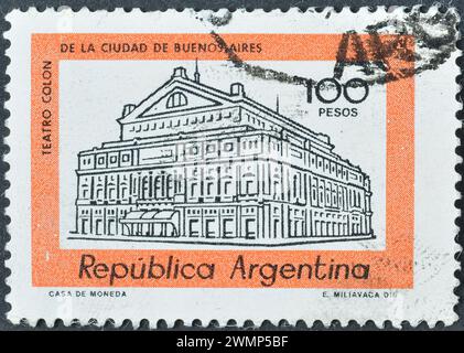 Timbre-poste oblitéré imprimé par l'Argentine, qui montre Columbus Theatre, Buenos Aires, vers 1976. Banque D'Images