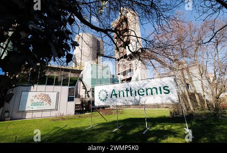 Antoing, Belgique. 27 février 2024. L'illustration montre le logo d'Anthemis lors d'une visite de presse à la cimenterie Heidelberg Materials à Antoing, mardi 27 février 2024. Avec le projet Anthemis, l’usine a l’intention d’équiper son four d’une installation de captage du carbone, dans le but d’atteindre le bilan carbone net zéro. BELGA PHOTO BENOIT DOPPAGNE crédit : Belga News Agency/Alamy Live News Banque D'Images