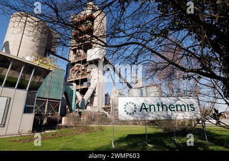 Antoing, Belgique. 27 février 2024. L'illustration montre le logo d'Anthemis lors d'une visite de presse à la cimenterie Heidelberg Materials à Antoing, mardi 27 février 2024. Avec le projet Anthemis, l’usine a l’intention d’équiper son four d’une installation de captage du carbone, dans le but d’atteindre le bilan carbone net zéro. BELGA PHOTO BENOIT DOPPAGNE crédit : Belga News Agency/Alamy Live News Banque D'Images