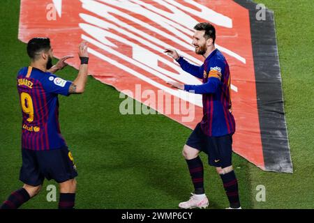 LIONEL MESSI, SUAREZ, BARCELONE FC, 2019 : Lionel Messi marque le but de la victoire à la 62e minute et célèbre avec son coéquipier Luis Suarez. Dernier match de la saison de Liga 2018-19 en Espagne entre Barcelone FC et Levante au Camp Nou, Barcelone, le 27 avril 2019. Le Barça a remporté le match 1-0 avec un but Messi en seconde mi-temps pour décrocher consécutivement des titres de la Liga et leur huitième en 11 ans. Banque D'Images