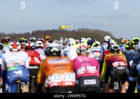 Dour, Belgique. 27 février 2024. Le peloton de coureurs en action lors du 'Grand Prix du Samyn' course cycliste d'une journée, 202 km de Quaregnon à Dour le mardi 27 février 2024, la première (sur 10) course de la Coupe de cyclisme Lotto. BELGA PHOTO DAVID PINTENS crédit : Belga News Agency/Alamy Live News Banque D'Images