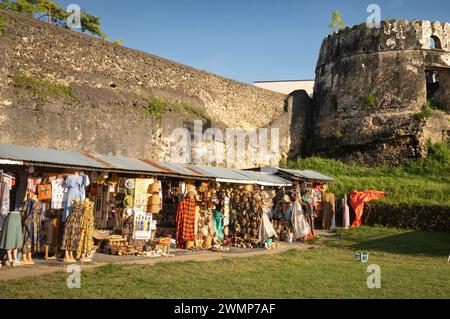 Stands vendant des souvenirs touristiques à l'intérieur du vieux fort dans Stone Town, Zanzibar, Tanzanie. Banque D'Images
