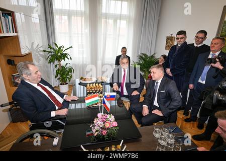 Prague, République tchèque. 27 février 2024. L'ancien président Milos Zeman (à gauche) rencontre le premier ministre slovaque Robert Fico (à droite) et le premier ministre hongrois Viktor Orban (au centre) à Prague, en République tchèque, le 27 février 2024. À droite se tiennent l'ancien chancelier présidentiel de Zeman, Vratislav Mynar, et le porte-parole Jiri Ovcacek. Crédit : vit Simanek/CTK photo/Alamy Live News Banque D'Images