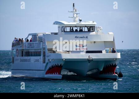 Ferry rapide Alexandro R Lineas Romero approchant corralejo, Fuerteventura, Îles Canaries, espagne Banque D'Images