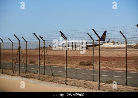 Clôture de périmètre à l'aéroport d'ACE arrecife avec un boeing 737 de ryanair en préparation au décollage de Lanzarote, îles Canaries, espagne Banque D'Images