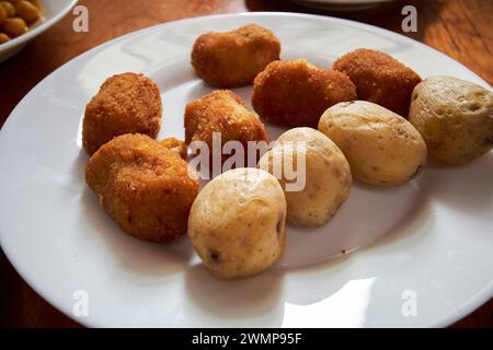 Papas de pommes de terre canariennes arrugadas et croquettes de pommes de terre canariennes servis comme tapas Yaiza, Lanzarote, Îles Canaries, espagne Banque D'Images