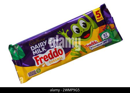 Paquet de lait laitier Cadbury Freddo Caramel paquet isolé sur fond blanc - paquet de 5 Banque D'Images