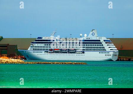 Oceania Regatta Cruise Ship à Port Geraldton au départ de Town Beach Geraldton Australie Western Australia Coral Coast Banque D'Images