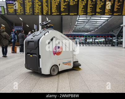 Robot de nettoyage autonome robot Sweeper 111 sur le hall à London Bridge Station, Londres, Angleterre, Royaume-Uni Banque D'Images