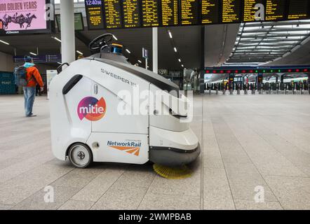 Robot de nettoyage autonome robot Sweeper 111 sur le hall à London Bridge Station, Londres, Angleterre, Royaume-Uni Banque D'Images