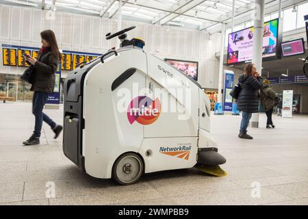 Robot de nettoyage autonome robot Sweeper 111 sur le hall à London Bridge Station, Londres, Angleterre, Royaume-Uni Banque D'Images