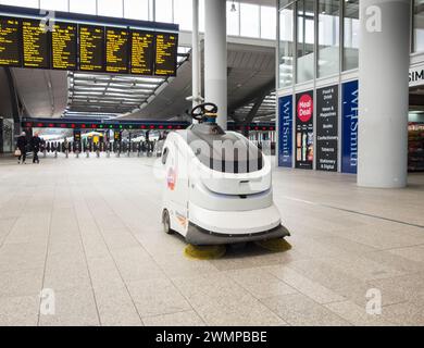 Robot de nettoyage autonome robot Sweeper 111 sur le hall à London Bridge Station, Londres, Angleterre, Royaume-Uni Banque D'Images