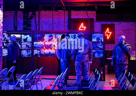 ZAPORIZHZHIA, UKRAINE - 26, 2024 - des militaires assistent à l'ouverture de l'exposition de photos 'sur la ligne de front de la vie' présentant des photos prises alors que les militaires étaient en mission de combat, organisée par des soldats de la 116e Brigade mécanisée séparée, au Palais de la culture d'Orbita, Zaporizhzhia, dans le sud-est de l'Ukraine. Banque D'Images