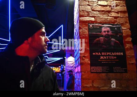 ZAPORIZHZHIA, UKRAINE - 26, 2024 - L'exposition de photos 'sur la ligne de front de la vie' présentant des photos prises alors que l'armée était en mission de combat, organisée par des soldats de la 116e Brigade mécanisée séparée, s'ouvre au Palais de la culture Orbita, Zaporizhzhia, au sud-est de l'Ukraine. Banque D'Images