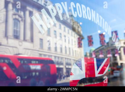 Les drapeaux de l'Union se reflètent dans les décorations des vitrines de Regent Street alors que Londres se prépare au couronnement du roi Charles III Banque D'Images