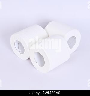 Rouleau de toilette blanc sur fond blanc. Papier hygiénique isolé. Banque D'Images
