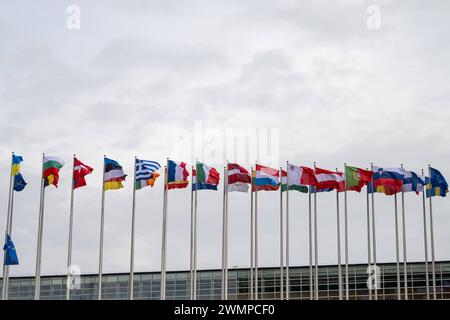 Flaggen vor dem Europäischen Parlament , Politik, Frankreich, Straßburg, Grand est, 27.02.2024, Flaggen des eu-Parlamentsgebäude in Straßburg *** drapeaux devant le Parlement européen, politique, France, Strasbourg, Grand est, 27 02 2024, drapeaux du bâtiment du Parlement européen à Strasbourg Banque D'Images