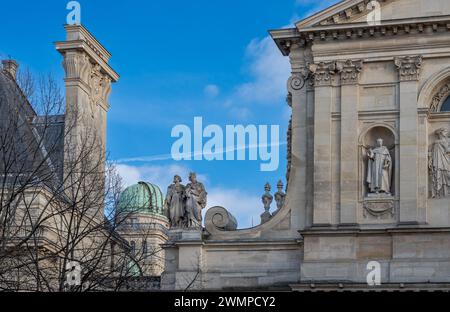 Paris, France - 02 17 2024 : place de la Sorbonne. Admirez la façade de la chapelle Sainte-Ursule et l'observatoire de la Sorbonne derrière Banque D'Images