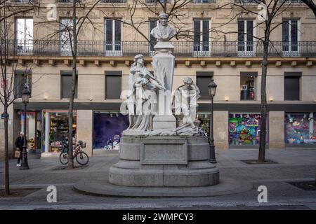 Paris, France - 02 17 2024 : place de la Sorbonne. Voir le Monument à Auguste Comte de Jean-Antoine Injalbert Banque D'Images