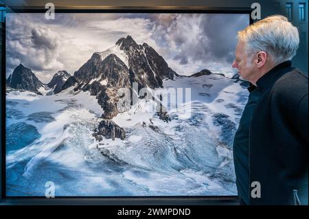 Londres, Royaume-Uni. 27 février 2024. The Artist with Coast Mountains #20, Monarch of Ice Cap, Colombie-Britannique, Canada, 2023 - Edward Burtynsky, New Works, une exposition personnelle à Flowers Gallery, Londres. Cela coïncide avec la rétrospective de la galerie Saatchi. Cette exposition se déroule du 27 février au 6 avril 2024. Crédit : Guy Bell/Alamy Live News Banque D'Images