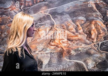 Londres, Royaume-Uni. 27 février 2024. Erosion Control #2, Yesilhisar, of Central Anatolia, Türkiye, 2022 - Edward Burtynsky, New Works, une exposition personnelle à la Flowers Gallery, Londres. Cela coïncide avec la rétrospective de la galerie Saatchi. Cette exposition se déroule du 27 février au 6 avril 2024. Crédit : Guy Bell/Alamy Live News Banque D'Images