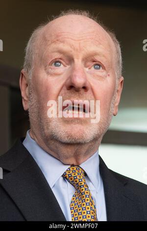 Londres, Royaume-Uni. 27 février 2024. L'ancien sous-maître des postes Alan Bates s'adresse aux médias après avoir quitté une réunion du Comité des affaires et du commerce pour faire le point aux députés sur la justice et l'indemnisation des victimes du scandale des postes à Portcullis House. Crédit : Justin Ng/Alamy Live News. Banque D'Images