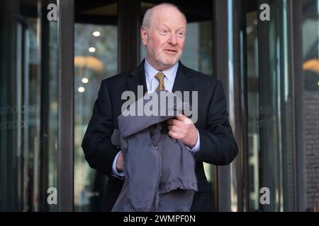 Londres, Royaume-Uni. 27 février 2024. L'ancien sous-maître des postes Alan Bates s'adresse aux médias après avoir quitté une réunion du Comité des affaires et du commerce pour faire le point aux députés sur la justice et l'indemnisation des victimes du scandale des postes à Portcullis House. Crédit : Justin Ng/Alamy Live News. Banque D'Images