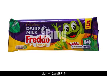 Paquet de lait laitier Cadbury Freddo Caramel paquet isolé sur fond blanc - paquet de 5 Banque D'Images