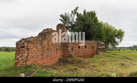 Vestiges d'un ancien mur de briques situé sur le territoire de la forteresse Saburov dans la région d'Oryol, en Russie Banque D'Images