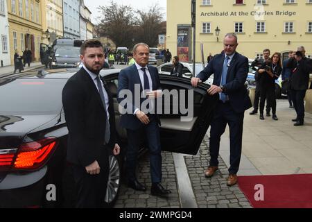 Prague, République tchèque. 27 février 2024. Le premier ministre polonais Donald Tusk (au milieu) vu avant le sommet du Groupe de Visegrad (V4) à Prague. Les premiers ministres de la République tchèque, de la Slovaquie, de la Pologne et de la Hongrie se réunissent au sommet du Groupe de Visegrad (V4). Les principaux sujets abordés lors du sommet sont la sécurité énergétique, l'agenda stratégique de l'Union européenne, le soutien à l'Ukraine lors de l'invasion russe. Le groupe Visegrad (V4) a été créé en 1991 et se compose de 4 pays d'Europe centrale : la république tchèque, la Slovaquie, la Hongrie et la Pologne. Crédit : SOPA images Limited/Alamy Live News Banque D'Images