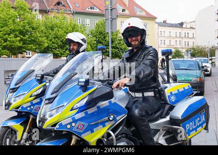 Poznan, Pologne - 18 juin 2023 : Portrait de deux policiers polonais à moto sur la place en été. Banque D'Images