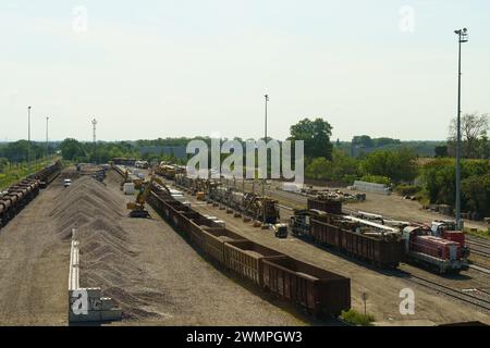 Lyon, France - 16 mai 2023 : plusieurs rangées de trains de marchandises sont chargées de diverses marchandises dans un vaste chantier de triage. La journée est claire et ensoleillée, spectacle Banque D'Images