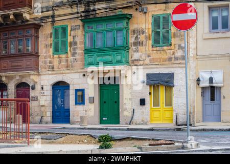 Portes et balcons traditionnels colorés à Kalkara, la Valette, Malte Banque D'Images