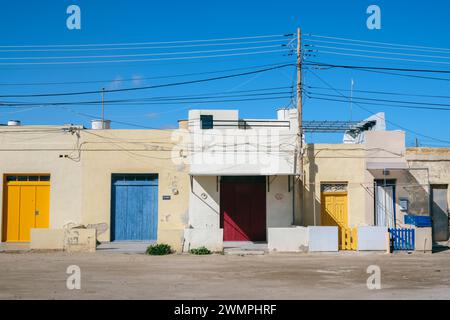 Chalets avec portes peintes colorées, Marsaskala, Malte Banque D'Images