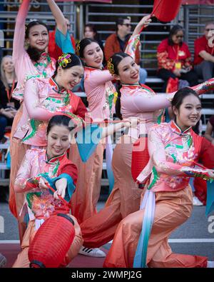 Les animateurs raviront les foules au festival et parade du nouvel an chinois Year of the Dragon 2024, à San Francisco, en Californie. Banque D'Images