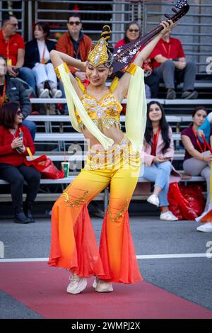 Les animateurs raviront les foules au festival et parade du nouvel an chinois Year of the Dragon 2024, à San Francisco, en Californie. Banque D'Images