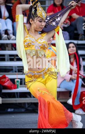 Les animateurs raviront les foules au festival et parade du nouvel an chinois Year of the Dragon 2024, à San Francisco, en Californie. Banque D'Images