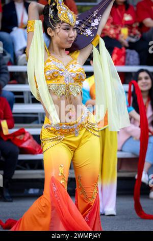 Les animateurs raviront les foules au festival et parade du nouvel an chinois Year of the Dragon 2024, à San Francisco, en Californie. Banque D'Images