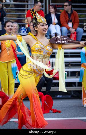 Les animateurs raviront les foules au festival et parade du nouvel an chinois Year of the Dragon 2024, à San Francisco, en Californie. Banque D'Images