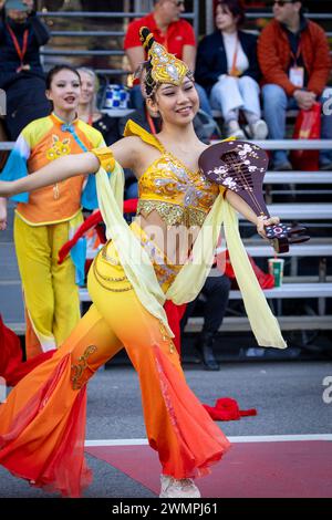 Les animateurs raviront les foules au festival et parade du nouvel an chinois Year of the Dragon 2024, à San Francisco, en Californie. Banque D'Images