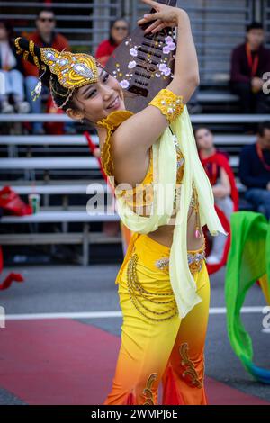 Les animateurs raviront les foules au festival et parade du nouvel an chinois Year of the Dragon 2024, à San Francisco, en Californie. Banque D'Images