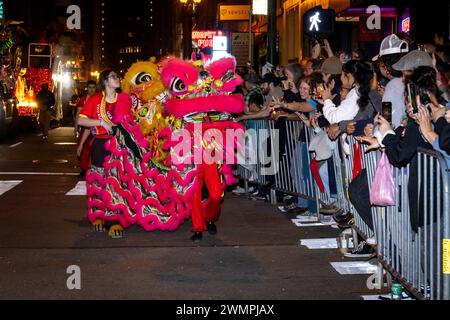 Les animateurs raviront les foules au festival et parade du nouvel an chinois Year of the Dragon 2024, à San Francisco, en Californie. Banque D'Images