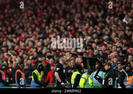 Londres, Royaume-Uni. 25 février 2024. L'arbitre Chris Kavanagh vérifie le VAR Monitor avant de décider d'écarter un objectif de Liverpool. Finale de la Carabao Cup 2024, Chelsea v Liverpool au stade de Wembley à Londres le dimanche 25 février 2024. Usage éditorial exclusif. photo par Andrew Orchard/Andrew Orchard photographie sportive/Alamy Live News crédit : Andrew Orchard photographie sportive/Alamy Live News Banque D'Images