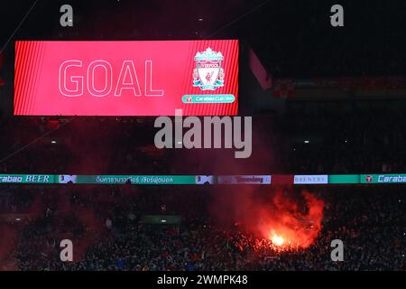 Londres, Royaume-Uni. 25 février 2024. Les fans de Liverpool avec des fusées éclairantes célèbrent après leur but. Finale de la Carabao Cup 2024, Chelsea v Liverpool au stade de Wembley à Londres le dimanche 25 février 2024. Usage éditorial exclusif. photo par Andrew Orchard/Andrew Orchard photographie sportive/Alamy Live News crédit : Andrew Orchard photographie sportive/Alamy Live News Banque D'Images