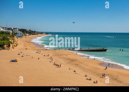 Vue aérienne des plages d'Albufeira dans la vieille ville d'Albufiera, Portugal, 20 février 2024 Banque D'Images