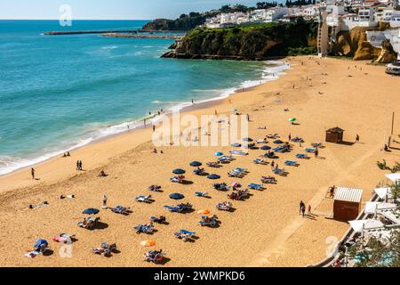 Praia do Túnel (Praia do Peneco) plage Peneco vue aérienne des plages d'Albufeira dans la vieille ville d'Albufiera, Portugal, 20 février 2024 Banque D'Images