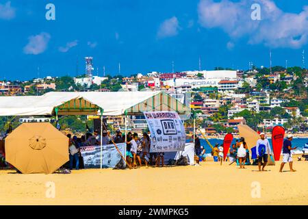 Puerto Escondido Oaxaca Mexique 13. Novembre 2022 Surfer Event Festival sur la plage avec scène et gens à Zicatela Puerto Escondido Oaxaca Mexique. Banque D'Images