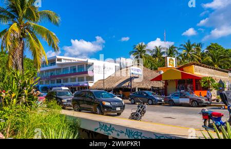 Puerto Escondido Oaxaca Mexique 2022 belle vue panoramique de la ville et de la rue touristique route avec bâtiments Hôtels Palm Trees People and Sho Banque D'Images