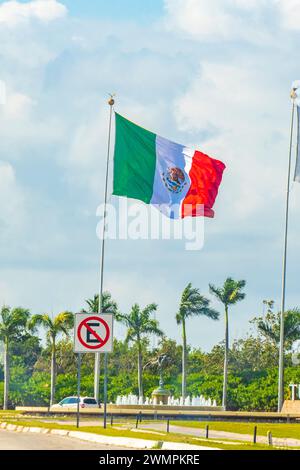 Énorme drapeau rouge vert blanc mexicain au parcours de golf PGA Riviera Maya Tulum Country Club à Akumal Quintana Roo Mexique. Banque D'Images